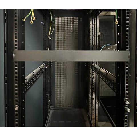 Panel Plastico 19" x 1U Ciego Negro Modelo B. Montaje CLIP sin tornillería